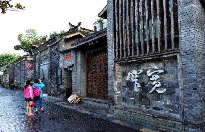 贵州遵义车辆坠河母亲托举救，你如何看待这位母亲的行为？